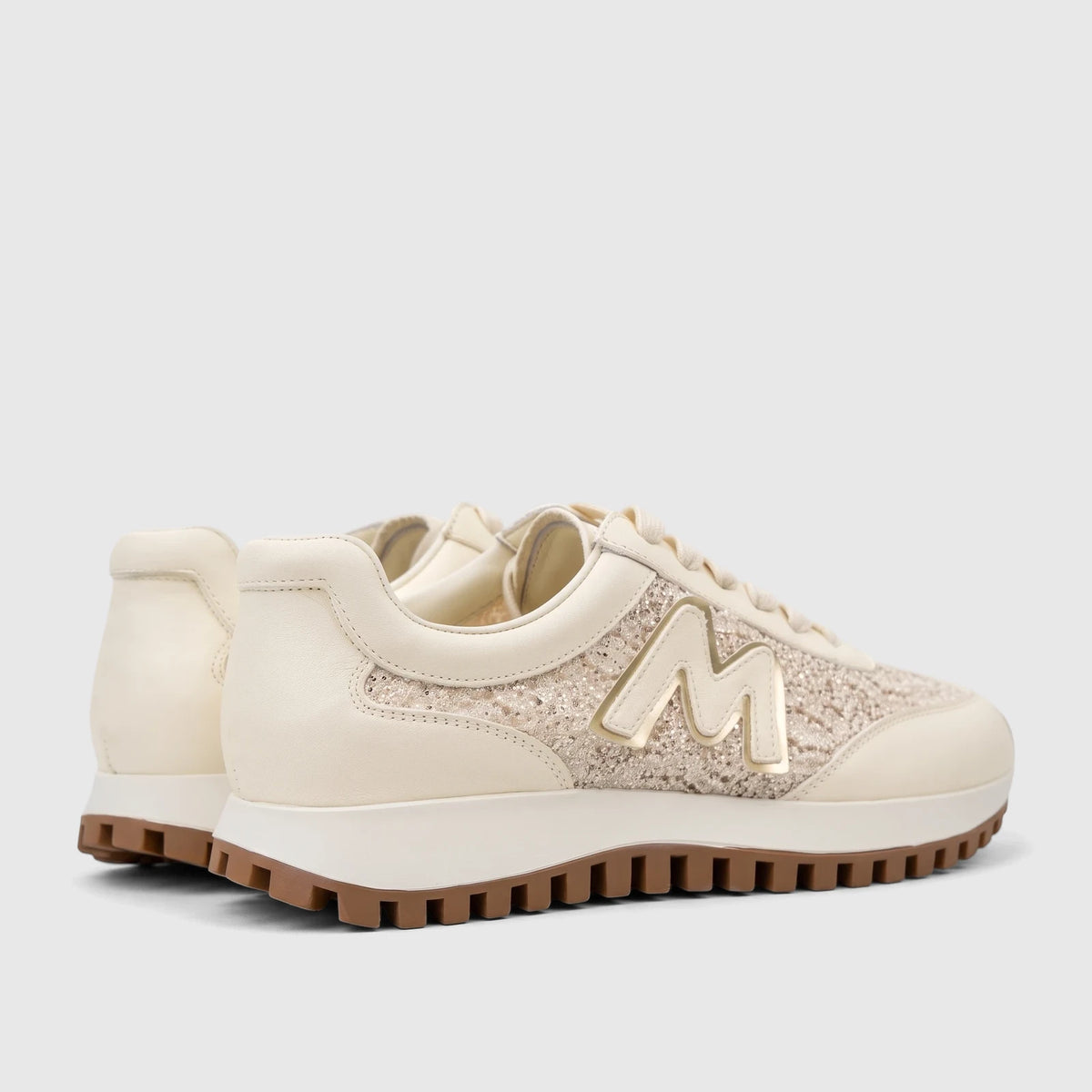 Morbido Ladies Leather Sneaker Beige HAS-004. Pair of beige women's leather sneakers with glitter panels and gold 'M' logo.