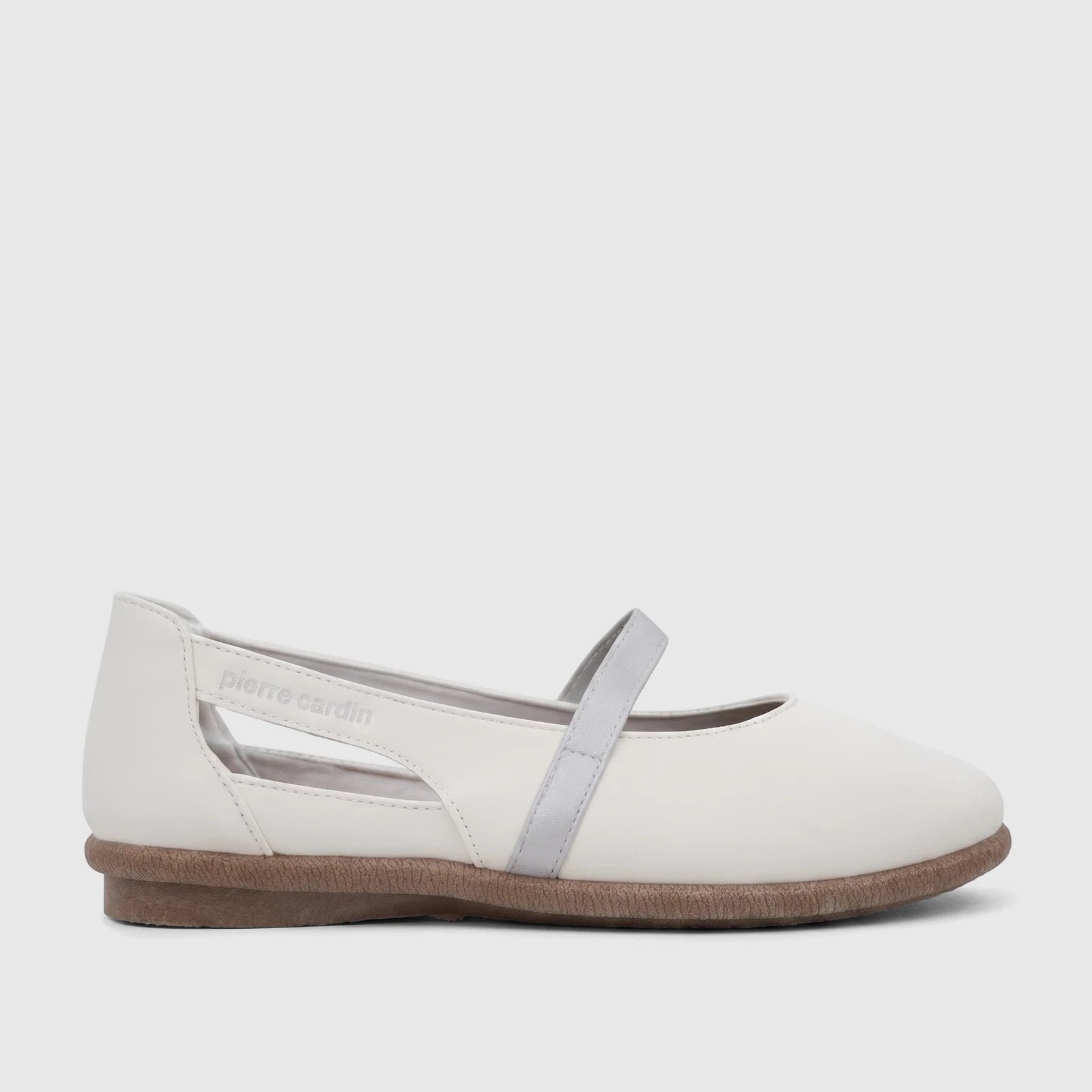 Off-white Pierre Cardin ladies' casual pump with a silver strap and brown sole, shown in a side view.