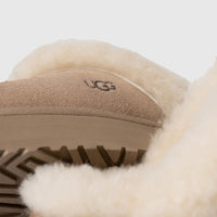 Ugg Ladies Clog Disquette 1122550 in sand, close-up of suede heel with shearling lining and rubber sole