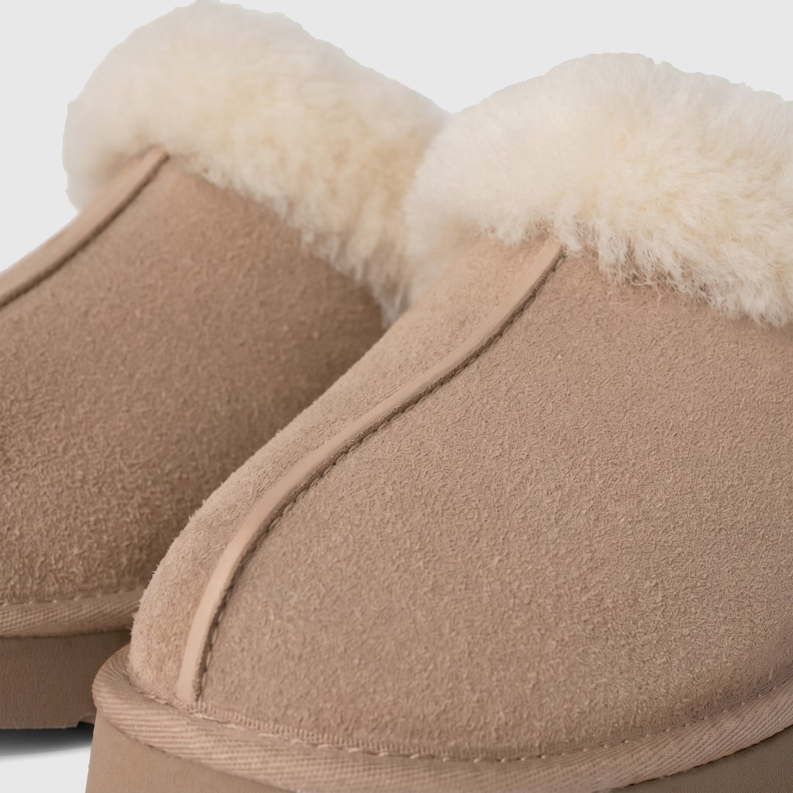 Ugg Ladies Clog Disquette 1122550 in sand suede, close-up view showing the plush shearling collar and stitching.