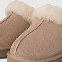 Ugg Ladies Clog Disquette 1122550 in sand suede, close-up view showing the plush shearling collar and stitching.